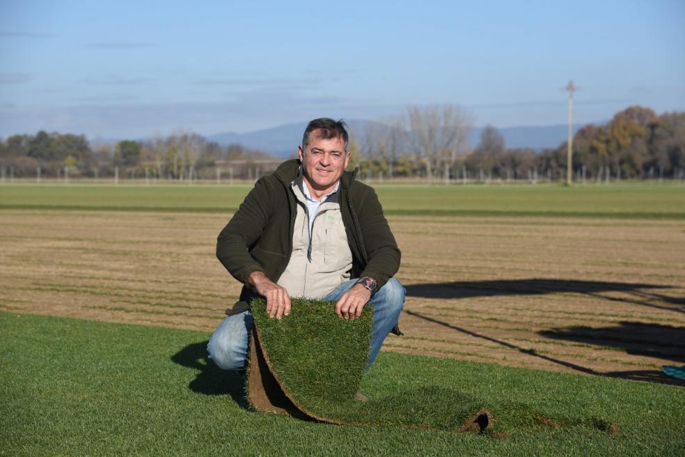 Artículo del diario HOY con el reportaje sobre Tepeservi y el césped natural cultivado en la finca La Bazagona, en Cáceres.